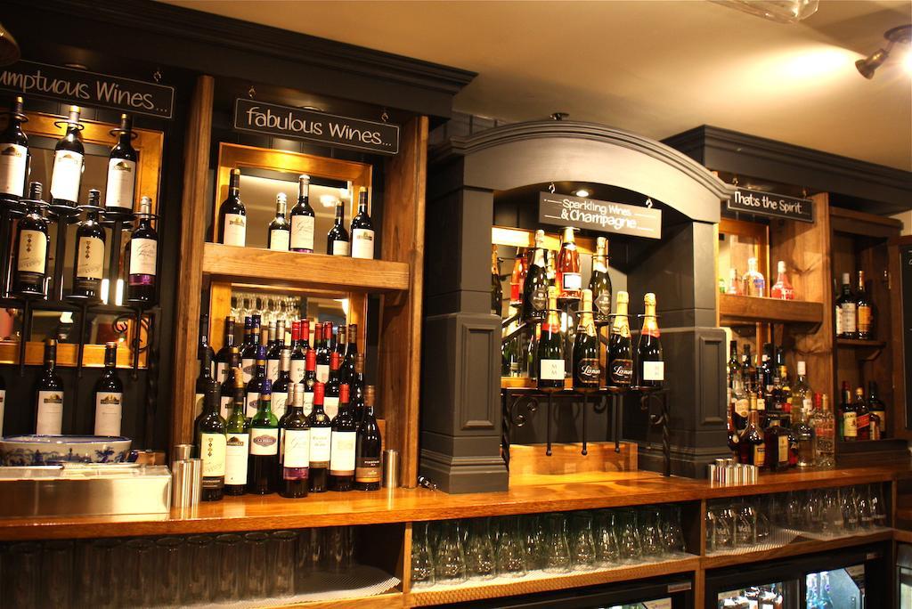 The Bear Hotel By Greene King Inns Hungerford Buitenkant foto